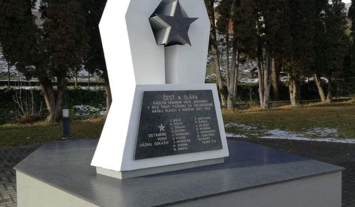 Projekty / Obnova pamätníka padlým hrdinom II.svetovej vojny v Parku mieru v obci Jarabina (2021) - foto