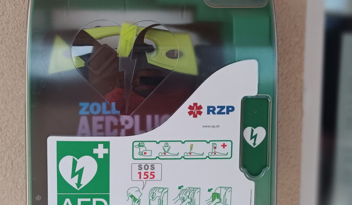 DEFIBRILÁTOR AED AJ V NAŠEJ OBCI