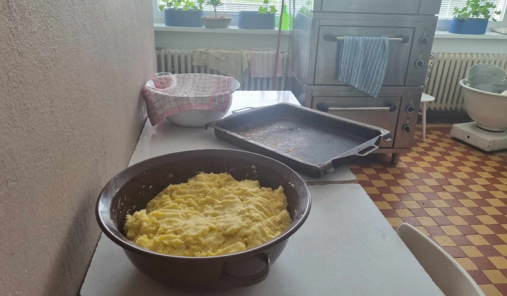 PRÍPRAVA 1000 KS PIROHOV NA SLÁVNOSŤ JARI V HNIEZDNOM