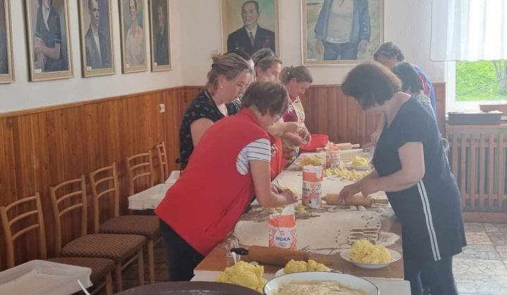PRÍPRAVA 1000 KS PIROHOV NA SLÁVNOSŤ JARI V HNIEZDNOM