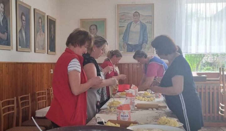 PRÍPRAVA 1000 KS PIROHOV NA SLÁVNOSŤ JARI V HNIEZDNOM