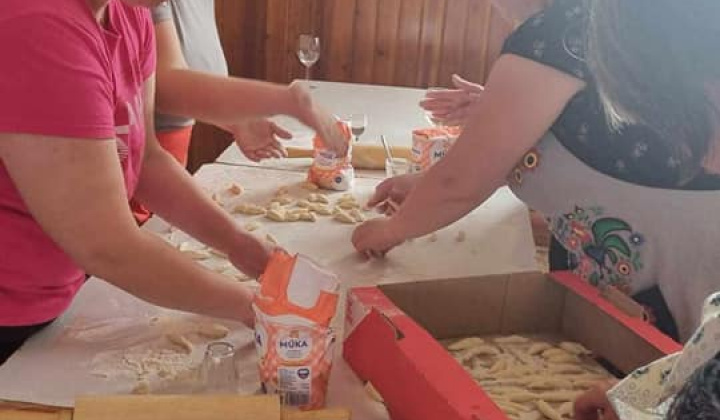 PRÍPRAVA 1000 KS PIROHOV NA SLÁVNOSŤ JARI V HNIEZDNOM