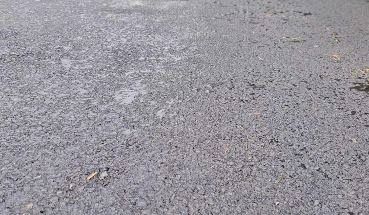 Asfaltovanie cesty smerom do časti obce Verbky 
