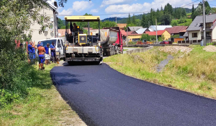 Asfaltovanie cesty smerom do časti obce Verbky 