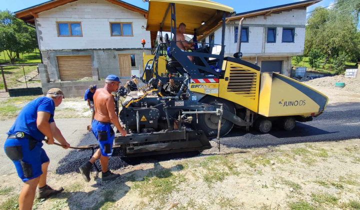 Asfaltovanie cesty smerom do časti obce Verbky 