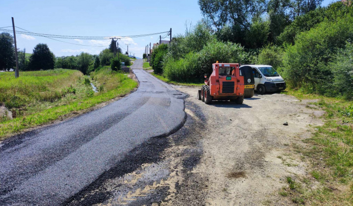 Asfaltovanie cesty smerom do časti obce Verbky 
