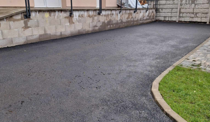 Asfaltovanie parkovacej plochy pri Komunitnom centre v Jarabine