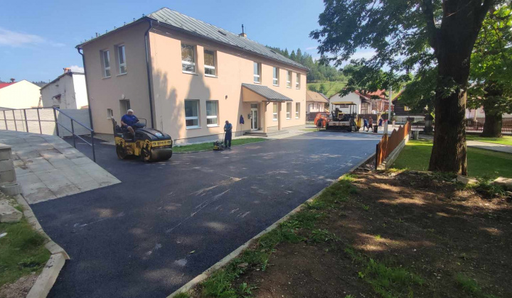 Asfaltovanie parkovacej plochy pri Komunitnom centre v Jarabine