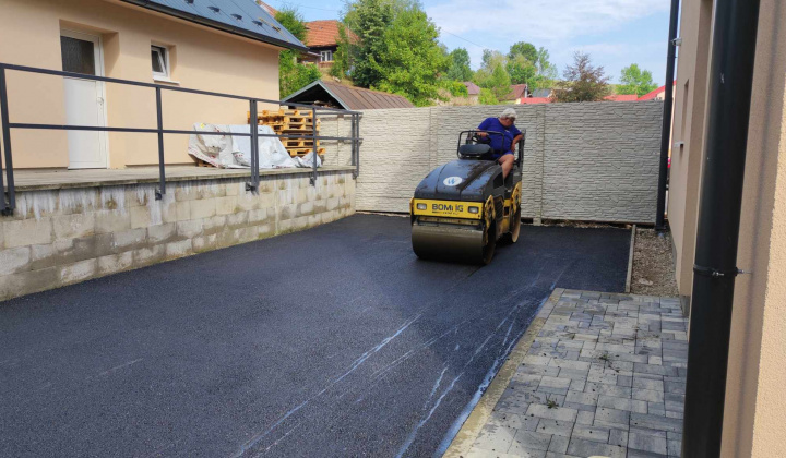 Asfaltovanie parkovacej plochy pri Komunitnom centre v Jarabine