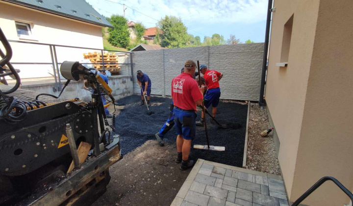 Asfaltovanie parkovacej plochy pri Komunitnom centre v Jarabine