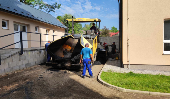 Asfaltovanie parkovacej plochy pri Komunitnom centre v Jarabine