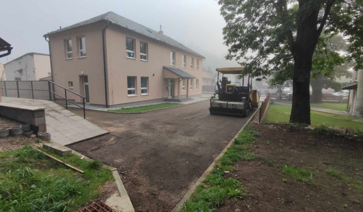 Asfaltovanie parkovacej plochy pri Komunitnom centre v Jarabine