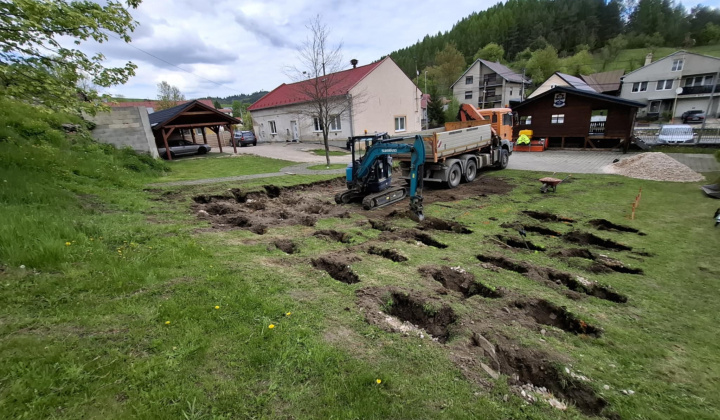 VÝSTAVBA PEVNÉHO SEDENIA V BLÍZKOSTI AMFITEÁTRA PRI OBECNOM ÚRADE 2025