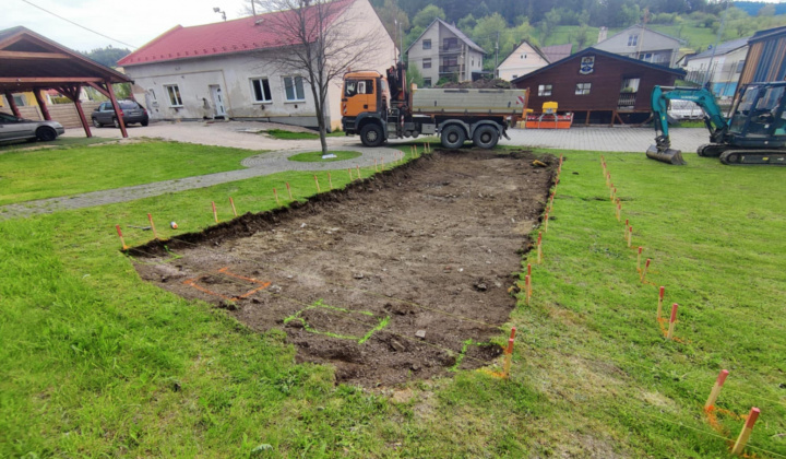 VÝSTAVBA PEVNÉHO SEDENIA V BLÍZKOSTI AMFITEÁTRA PRI OBECNOM ÚRADE 2025