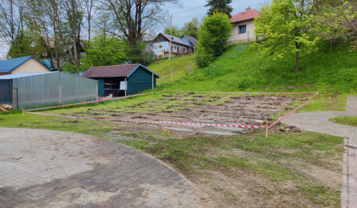 VÝSTAVBA PEVNÉHO SEDENIA V BLÍZKOSTI AMFITEÁTRA PRI OBECNOM ÚRADE 2025