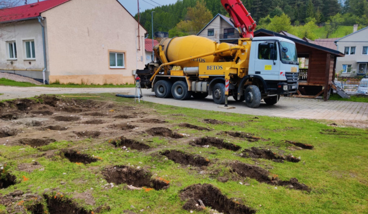 VÝSTAVBA PEVNÉHO SEDENIA V BLÍZKOSTI AMFITEÁTRA PRI OBECNOM ÚRADE 2025