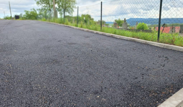 ASFALTOVANIE CESTY SMEROM DO ČASTI OBCE HLUBOKA DOLINA