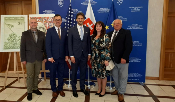 80 ROKOV OD PRVÉHO VYDANIA AMERICKEJ POŠTOVEJ ZNÁMKY 