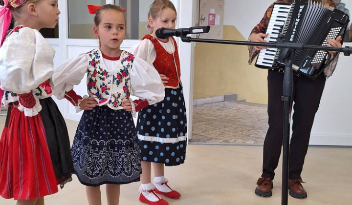 OKTÓBER – MESIAC ÚCTY K STARŠÍM 