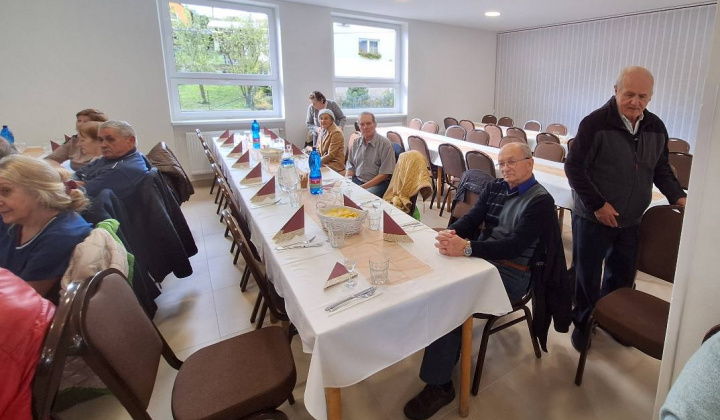OKTÓBER – MESIAC ÚCTY K STARŠÍM 