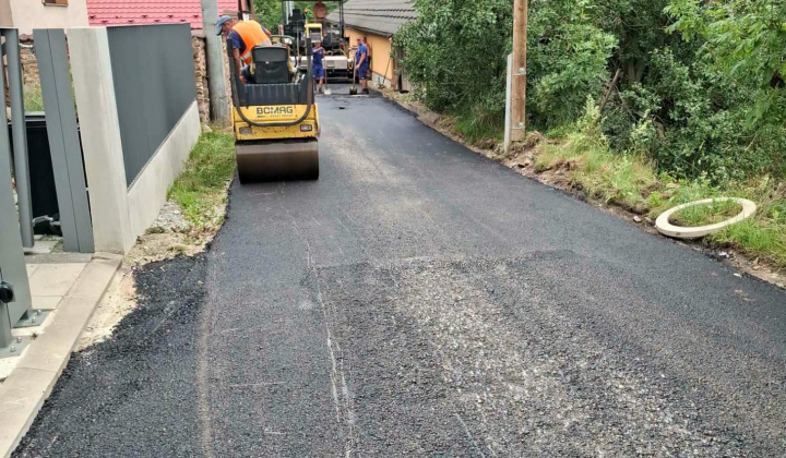ASFALTOVANIE CESTY NA ULICI POPYVKA