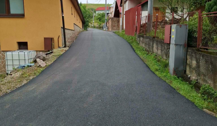 ASFALTOVANIE CESTY NA ULICI POPYVKA