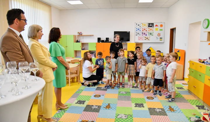 MATERSKÁ ŠKOLA V NAŠEJ OBCI OTVORILA NOVÝ ŠKOLSKÝ ROK V KRAJŠOM A MODERNEJŠOM PROSTREDÍ