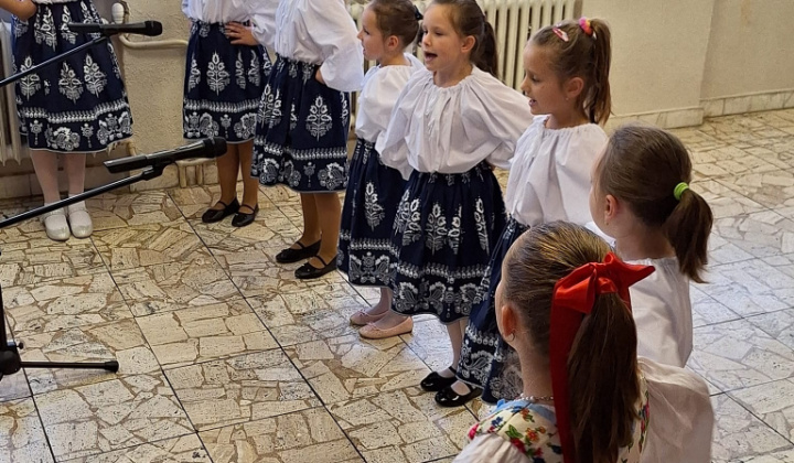 OKTÓBER - MESIAC ÚCTY K STARŠÍM 