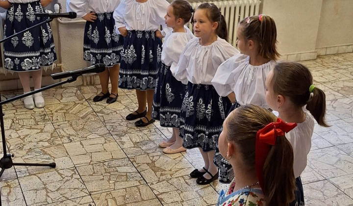 OKTÓBER - MESIAC ÚCTY K STARŠÍM 