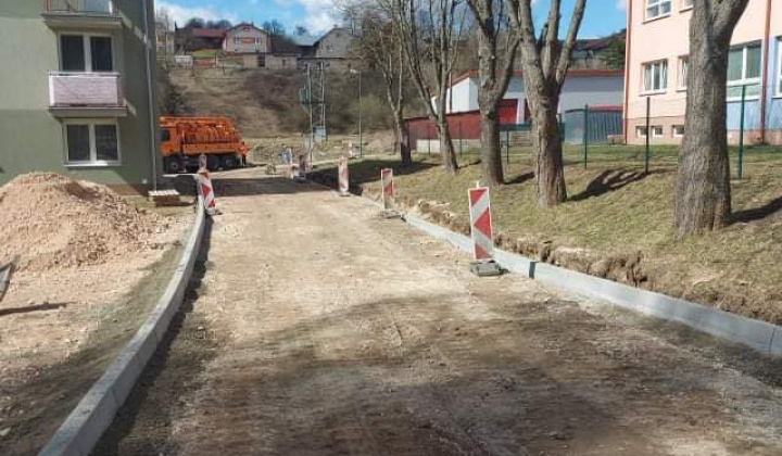 Výstavba cesty pri základnej škole