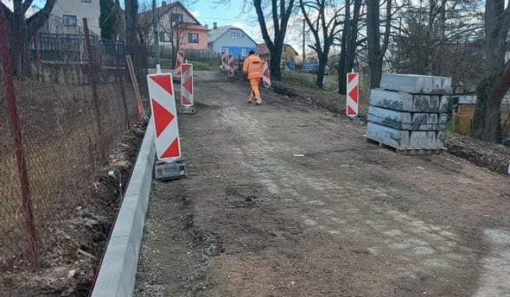 Výstavba cesty pri základnej škole