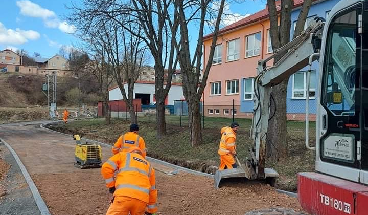 Výstavba cesty pri základnej škole