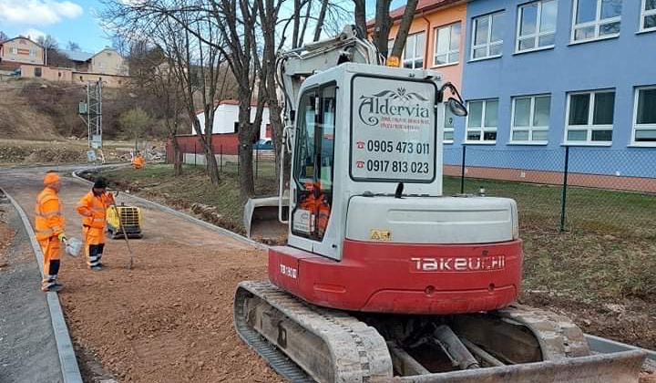 Výstavba cesty pri základnej škole