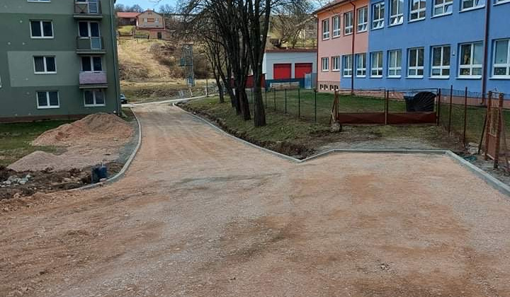 Výstavba cesty pri základnej škole