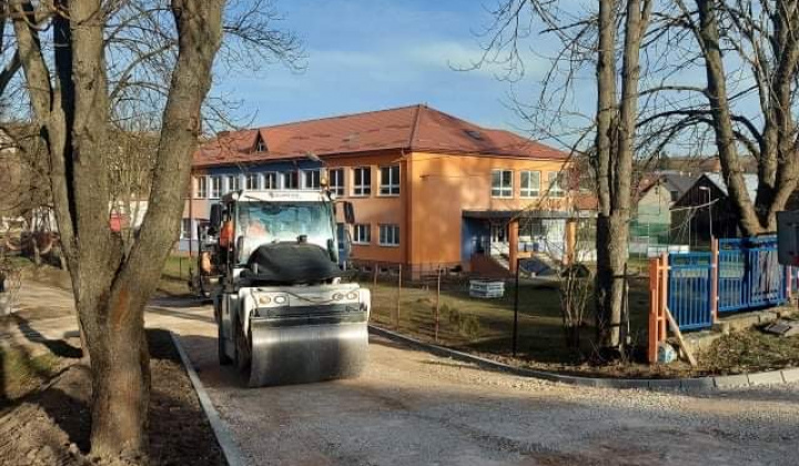 Výstavba cesty pri základnej škole